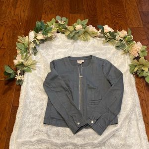 The Loft zipper up scoop neck, spring jacket, in color gray size 4.